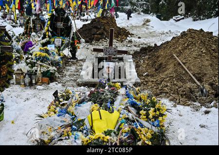 Non exclusive : LVIV, UKRAINE - 6 DÉCEMBRE 2023 - une tombe ouverte est photographiée au cimetière Lychakiv lors d'une cérémonie en souvenir des héros wh Banque D'Images