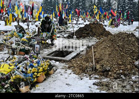 Non exclusive : LVIV, UKRAINE - 6 DÉCEMBRE 2023 - une tombe ouverte est photographiée au cimetière Lychakiv lors d'une cérémonie en souvenir des héros wh Banque D'Images