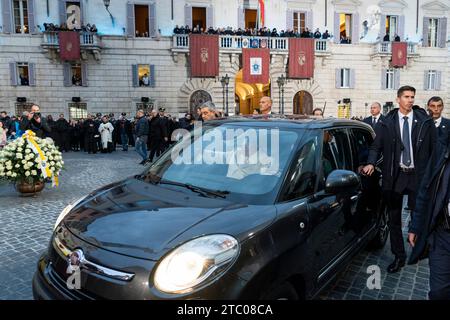 Rome, Italie. 08 décembre 2023. Le Pape François quitte la Piazza di Spagna après la célébration de la solennité de l’Immaculée conception. Le Pape François marque la Fête de l'Immaculée conception avec l'Acte traditionnel de vénération à la Bienheureuse Vierge Marie devant la statue de l'Immaculée conception sur la Piazza di Spagna à Rome. Crédit : SOPA Images Limited/Alamy Live News Banque D'Images