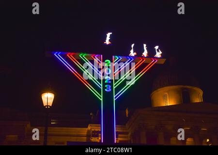 Londres, Royaume-Uni. 9 décembre 2023 : la menorah géante, en célébration de la fête juive Hanukkah, à Trafalgar Square la nuit. Banque D'Images