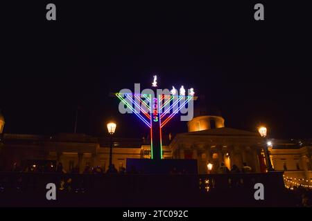 Londres, Royaume-Uni. 9 décembre 2023 : la menorah géante, en célébration de la fête juive Hanukkah, à Trafalgar Square la nuit. Banque D'Images
