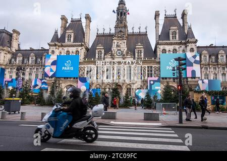 Bruno Levesque/IP3 Paris, France. , . Illustration la favßade de l Hotel de ville habillv © e aux couleurs des Jeux Olympiques et paralympiques de Paris 2024 Illustration de la façade de l'hôtel de ville habillée aux couleurs des Jeux Olympiques et Paralympiques de Paris 2024 le 29 2023 novembre SPORT, JO 2024, ILLUSTRATION, ANNEAUX OLYMPIQUES, ANNEAU OLYMPIQUE, ACTUALITÉS, JO STRUCTURE SPORT, JO 2024, ILLUSTRATION, ANNEAUX OLYMPIQUES, ANNEAU OLYMPIQUE, NOUVELLES, JO STRUCTURE CIRCULATION PAYSAGE crédit : MAXPPP/Alamy Live News Banque D'Images