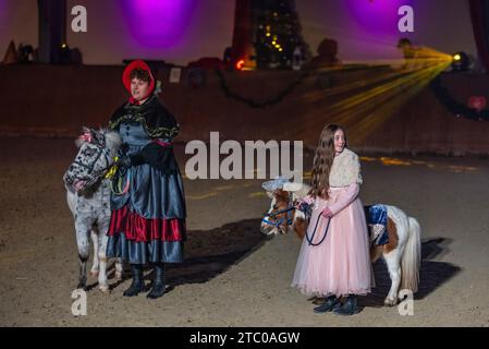 DJAKOVO, Hrvatska. 09 décembre 2023. The Lipizzaner Christmas ball, un programme musical et scénique dans lequel 30 beaux étalons se sont produits avec leurs cavaliers de dressage, cavaliers et chauffeurs de calèche. Ensemble, ils ont raconté une nouvelle histoire de Noël passionnante à leurs invités. DJAKOVO stables est l'organisateur du bal, à Djakovo, Croatie, le 09 décembre 2023. Photo : Davor Javorovic/PIXSELL crédit : Pixsell/Alamy Live News Banque D'Images