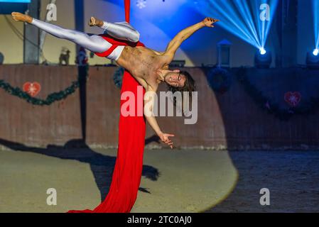 DJAKOVO, Hrvatska. 09 décembre 2023. The Lipizzaner Christmas ball, un programme musical et scénique dans lequel 30 beaux étalons se sont produits avec leurs cavaliers de dressage, cavaliers et chauffeurs de calèche. Ensemble, ils ont raconté une nouvelle histoire de Noël passionnante à leurs invités. DJAKOVO stables est l'organisateur du bal, à Djakovo, Croatie, le 09 décembre 2023. Photo : Davor Javorovic/PIXSELL crédit : Pixsell/Alamy Live News Banque D'Images