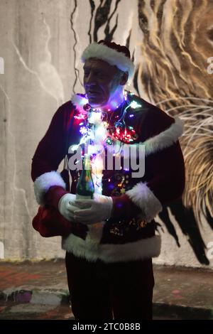 Londres, Royaume-Uni. 09/décembre/2023 des foules de Santas prennent dans les rues de Londres l'événement annuel de Santacon voit des rangs massifs de personnes habillées en Père Noël et suivre un itinéraire à travers Londres distribuant des cadeaux aux enfants. Les Santas se rencontrent au célèbre spot de graffiti Leake Street près de Waterloo Station, avant de déménager dans la ville. Crédit : Roland Ravenhill/Alamy. Banque D'Images