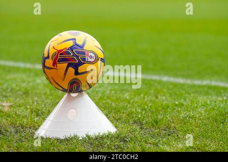 Blackburn, Royaume-Uni. 31 août 2023. Un ballon de football Puma portant le logo EFL lors du match du championnat Sky Bet Blackburn Rovers vs Leeds United à Ewood Park, Blackburn, Royaume-Uni, le 9 décembre 2023 (photo de Steve Flynn/News Images) à Blackburn, Royaume-Uni le 8/31/2023. (Photo Steve Flynn/News Images/Sipa USA) crédit : SIPA USA/Alamy Live News Banque D'Images