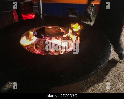 Feuerstelle Grill mit lodernden Flammen Banque D'Images