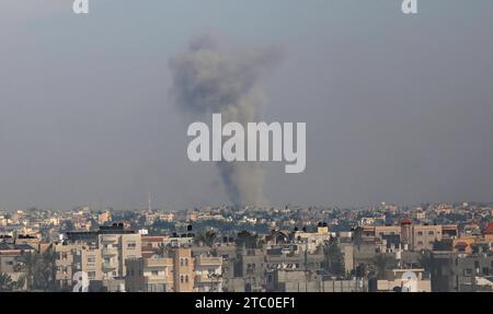 Rafah, Gaza. 08 décembre 2023. De la fumée s’accumule après le bombardement israélien dans la région d’Al-Mawasi à l’ouest de Rafah, dans le Sud de la bande de Gaza, le samedi 9 décembre 2023. Photo par Ismael Mohamad/UPI. Crédit : UPI/Alamy Live News Banque D'Images