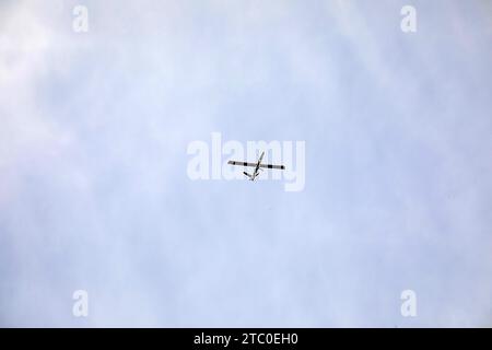 Rafah, Gaza. 08 décembre 2023. Un drone aérien sans pilote de reconnaissance israélien survole la bande de Gaza le samedi 9 décembre 2023. Photo par Ismael Mohamad/UPI. Crédit : UPI/Alamy Live News Banque D'Images