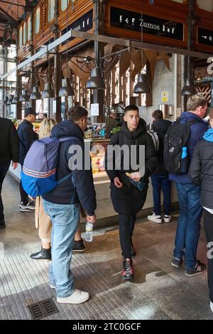 MADRID ESPAGNE - 09 DÉCEMBRE 2023 : Shoppers au mercado de san Miguel, haut lieu culinaire de Madrid Banque D'Images