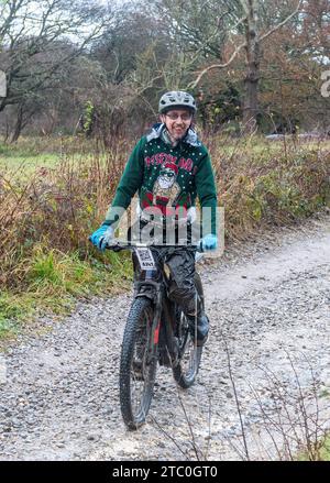 9 décembre 2023. Les concurrents qui font du vélo tout-terrain dans le Dirty Santa MTB Trail cyclable dans les Surrey Hills, en Angleterre, au Royaume-Uni. Beaucoup de cyclistes portaient des costumes de fantaisie sur le thème de Noël, et devenaient très boueux sur la route hors route à travers la région de Surrey Hills de beauté naturelle exceptionnelle. Banque D'Images