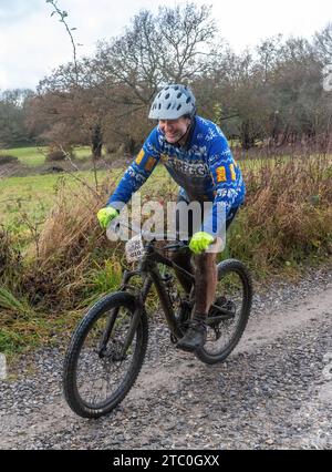 9 décembre 2023. Les concurrents qui font du vélo tout-terrain dans le Dirty Santa MTB Trail cyclable dans les Surrey Hills, en Angleterre, au Royaume-Uni. Beaucoup de cyclistes portaient des costumes de fantaisie sur le thème de Noël, et devenaient très boueux sur la route hors route à travers la région de Surrey Hills de beauté naturelle exceptionnelle. Banque D'Images