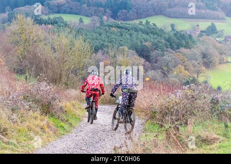 9 décembre 2023. Les concurrents qui font du vélo tout-terrain dans le Dirty Santa MTB Trail cyclable dans les Surrey Hills, en Angleterre, au Royaume-Uni. Beaucoup de cyclistes portaient des costumes de fantaisie sur le thème de Noël, et devenaient très boueux sur la route hors route à travers la région de Surrey Hills de beauté naturelle exceptionnelle. Banque D'Images