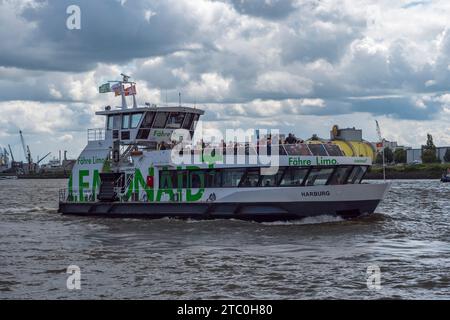 Un ferry pour passagers de la route 62 Hambourg sur St. Pauli Piers, St. Pauli Landungsbrücken, Hambourg, Allemagne. Banque D'Images