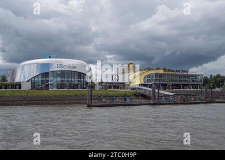 Les théâtres Der König der Löwen et Théâtre an der Elbe (Eiskönigin) près de la rivière à Hambourg, en Allemagne. Banque D'Images