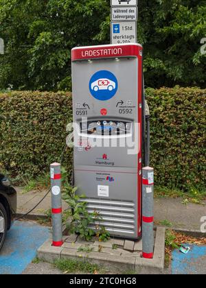 Une Ládestation (borne de recharge) pour un véhicule électrique à recharger sur une route à Hambourg, Allemagne. Banque D'Images