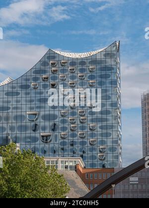 Long plan du sommet de l'Elbphilharmonie (Elbe Philharmonic concert Hall) dans le quartier Speicherstadt de Hambourg, Allemagne. Banque D'Images