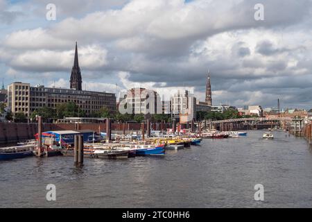 Bateaux amarrés à Binnenhafen (port fluvial) menant au Zollkcanal dans l'ancien entrepôt (Speicherstadt) quartier de Hambourg, Allemagne. Banque D'Images