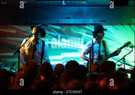 Margate, Royaume-Uni. 9 décembre 2023. Les Libertines lancent un week-end extravagance à Margate avec un spectacle complet au Lido, pour célébrer leur prochain album 'All Quiet on the Eastern Esplanade'. Cristina Massei/Alamy Live News Banque D'Images