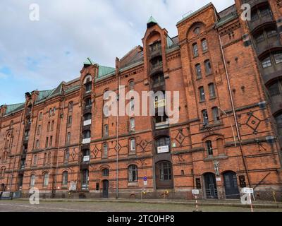 Vue générale de l'un des grands entrepôts en briques rouges (maintenant transformé en bureaux, etc.) dans le quartier Speicherstadt de Hambourg, en Allemagne. Banque D'Images