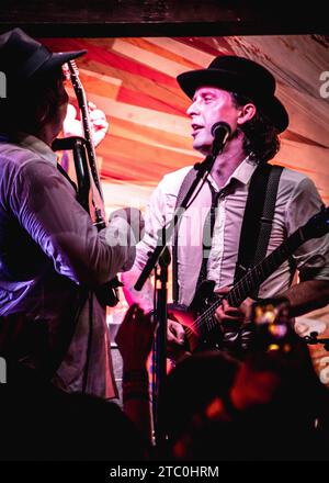 Margate, Royaume-Uni. 9 décembre 2023. Les Libertines lancent un week-end extravagance à Margate avec un spectacle complet au Lido, pour célébrer leur prochain album 'All Quiet on the Eastern Esplanade'. Cristina Massei/Alamy Live News Banque D'Images