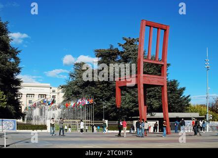 Genève le monument de la chaise brisée sur la place des Nations devant le bâtiment des nations unies à Genève la Suisse a pris de près. Banque D'Images