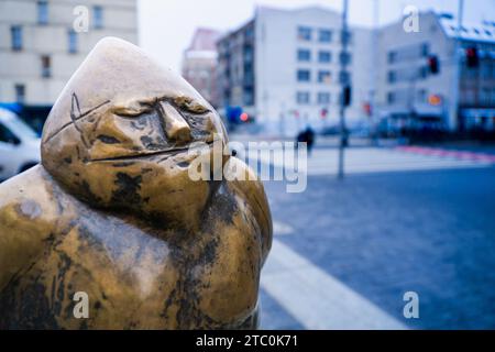 Wrocław, pologne - 08 décembre 2023 : nain nommé papa debout sur un rocher à côté d'une rue de Wrocław Banque D'Images