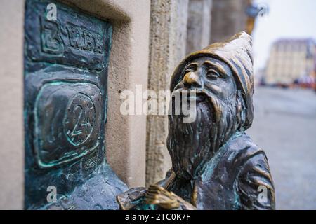 Wrocław, pologne - 08 décembre 2023 : l'un des nains emblématiques de Wrocław nommé Bankuś. les nains sont une attraction touristique répartie dans toute la ville Banque D'Images