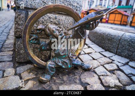 Wrocław, pologne - 08 décembre 2023 : l'emblématique nain de Wrocław nommé TianTian dans un costiume traditionnel à Taichi volant un cerf-volant Banque D'Images