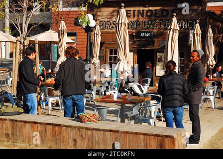 Des amis passent du temps au First and Last chance Saloon, une taverne historique de Jack London Square à Oakland, en Californie Banque D'Images