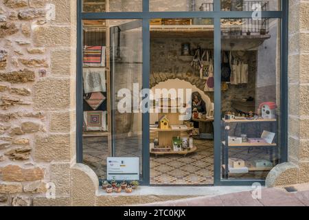 Femme artiste travaillant à l'intérieur de ses petites choses et magasin de détails dans la ville de Culla, l'une des plus belles d'Espagne, Communauté valencienne, Espagne. Banque D'Images