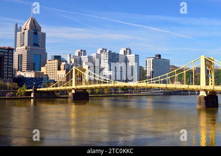 Le pont Roberto Clemente traverse la rivière en direction du centre-ville de Pittsburgh Banque D'Images