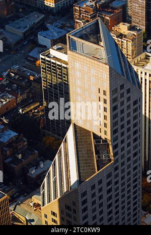 Un bâtiment avec de nombreux angles crée une merveille géométrique lorsqu'on le voit d'en haut Banque D'Images