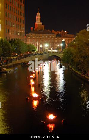 Des feux de joie sont allumés pendant la célébration Waterfire sur la rivière à Providence Rhode Island Banque D'Images