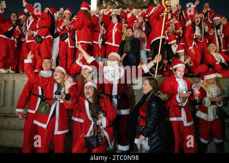 Trafalgar Square, Londres, Royaume-Uni. 9 décembre 2023. Des centaines de personnes passent la journée à aller de pub en pub habillés en Père Noël, avant de se retrouver à Trafalgar Square. Crédit : Natasha Quarmby/Alamy Live News Banque D'Images