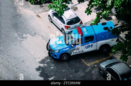 Rio de Janeiro, Brésil - 9 décembre 2023 : patrouille de voiture de la police militaire de Rio de Janeiro dans le quartier de Copacabana à Rio de Janeiro, Brésil Banque D'Images