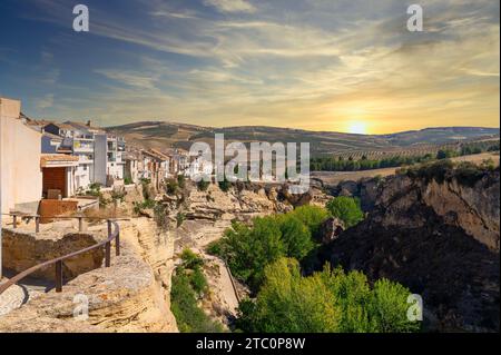 Vue sur les maisons sur les falaises d'Alhama de Granada (Espagne), également connue pour ses sources chaudes Banque D'Images