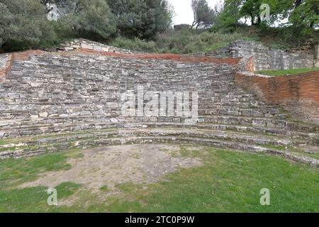 113 rangées de sièges du bâtiment Odéon avec une salle pour environ 600 personnes assistant à des réunions culturelles, musicales et officielles. Apollonia-Albanie. Banque D'Images