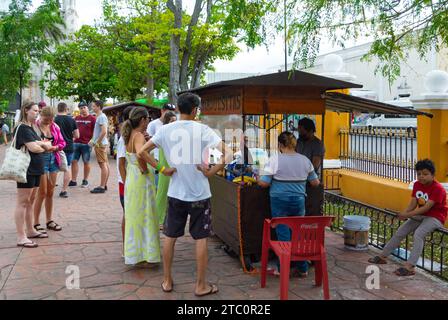 Valladolid, Yucatan, Mexique, les touristes achètent des marquisitas à un stand dans le parc, éditorial seulement. Banque D'Images