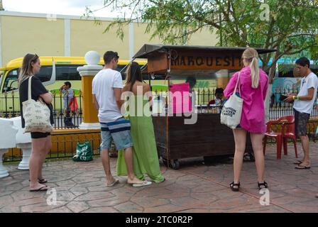 Valladolid, Yucatan, Mexique, les touristes achètent des marquisitas à un stand dans le parc, éditorial seulement. Banque D'Images