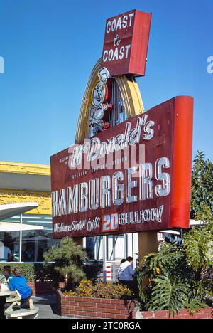 Restaurant de restauration rapide McDonald's, route 66, Azusa, Californie, États-Unis, John Margolies Roadside America Photograph Archive, 1977 Banque D'Images