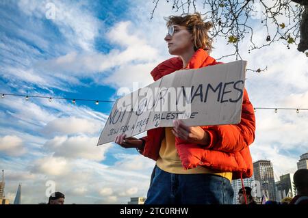 Londres, Royaume-Uni. 9 décembre 2023 : une femme juive solitaire tient une pancarte disant "pas en nos noms, juif pour une Palestine libre" lors d'une manifestation pro-palestinienne appelant à la fin des attaques israéliennes sur Gaza. Crédit : Andy Soloman/Alamy Live News Banque D'Images