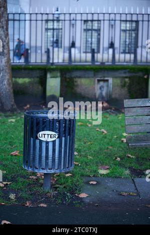 9 déc 2023 - LondonUK : poubelle vide avec panneau indiquant litière dans un parc Banque D'Images