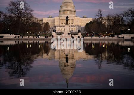 Washington, États-Unis. 09 décembre 2023. Une vue générale du Capitole des États-Unis au coucher du soleil, à Washington, DC, le samedi 9 décembre, 2023. (Graeme Sloan/Sipa USA) crédit : SIPA USA/Alamy Live News Banque D'Images