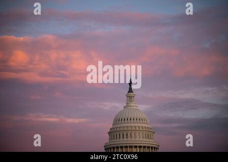 Washington, États-Unis. 09 décembre 2023. Une vue générale du dôme du Capitole des États-Unis au coucher du soleil, à Washington, DC, le samedi 9 décembre, 2023. (Graeme Sloan/Sipa USA) crédit : SIPA USA/Alamy Live News Banque D'Images