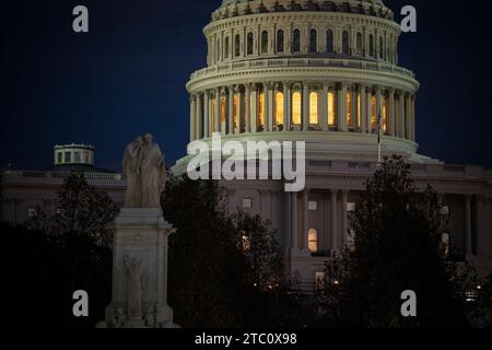 Washington, États-Unis. 09 décembre 2023. Une vue générale du bâtiment du Capitole des États-Unis au crépuscule, à Washington, DC, le samedi 9 décembre, 2023. (Graeme Sloan/Sipa USA) crédit : SIPA USA/Alamy Live News Banque D'Images