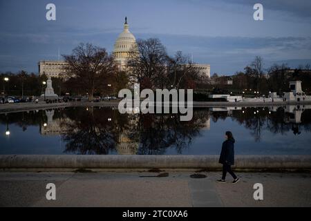 Washington, États-Unis. 09 décembre 2023. Une vue générale du bâtiment du Capitole des États-Unis au crépuscule, à Washington, DC, le samedi 9 décembre, 2023. (Graeme Sloan/Sipa USA) crédit : SIPA USA/Alamy Live News Banque D'Images