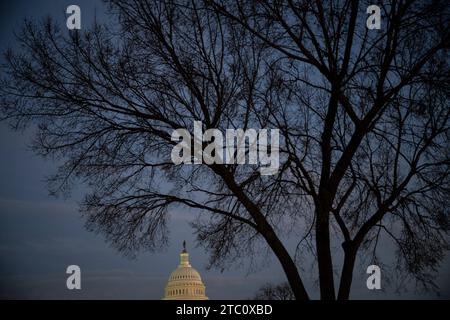 Washington, États-Unis. 09 décembre 2023. Une vue générale du dôme du Capitole des États-Unis au crépuscule, à Washington, DC, le samedi 9 décembre, 2023. (Graeme Sloan/Sipa USA) crédit : SIPA USA/Alamy Live News Banque D'Images