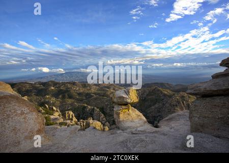 Belle vue ensoleillée des montagnes Catalina de Windy point sur le mont Lemmon à Tucson, Arizona, États-Unis Banque D'Images