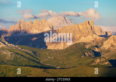 Passo Giau et les monts Cima Ambrizzola, Croda da Lago, Monte Antelao, vue du soir depuis les Alpes Dolomites montagnes, Italie vue du Col di Lana près de Cort Banque D'Images